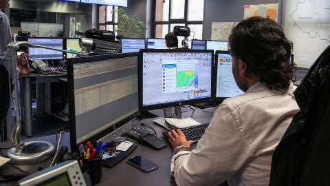 Un empleado en la sala de emergencias 112