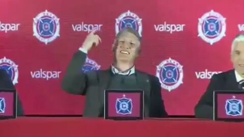 Bastian Schwensteiger, hablando con un periodista