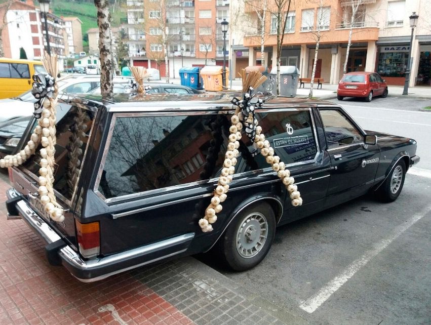 José Luis, vende frutas en un coche fúnebre al reclamo de "están de muerte" José Luis, vende frutas en un coche fúnebre al reclamo de "están de muerte"