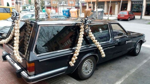 El coche f&uacute;nebre que utiliza Jos&eacute; Luis para vender frutas en Ordizia