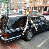 El coche fúnebre que utiliza José Luis para vender frutas en Ordizia