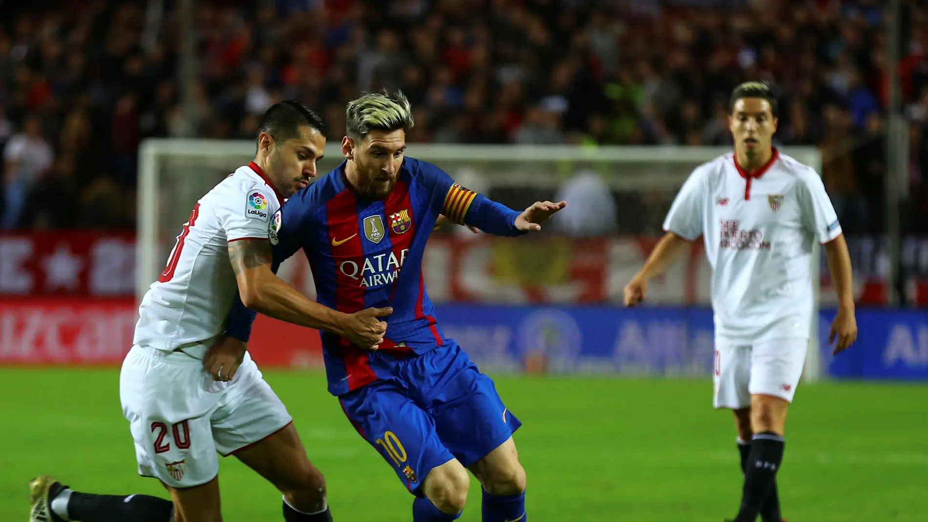 Leo Messi intenta marcharse de Vitolo en el Sevilla - Barcelona