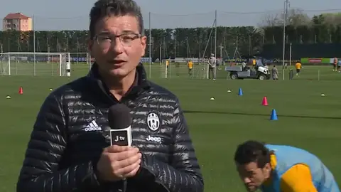 Dani Alves asusta al periodista en directo Dani Alves asusta al periodista en directo