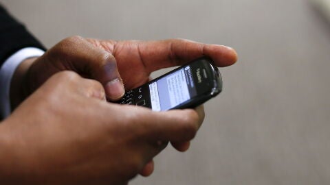 Un hombre utilizando un tel&eacute;fono m&oacute;vil