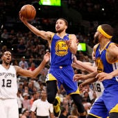 Stephen Curry penetra a canasta ante los San Antonio Spurs