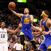 Stephen Curry penetra a canasta ante los San Antonio Spurs Stephen Curry penetra a canasta ante los San Antonio Spurs