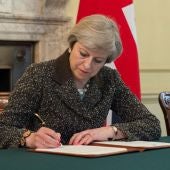 Theresa May firma la carta del 'Brexit'