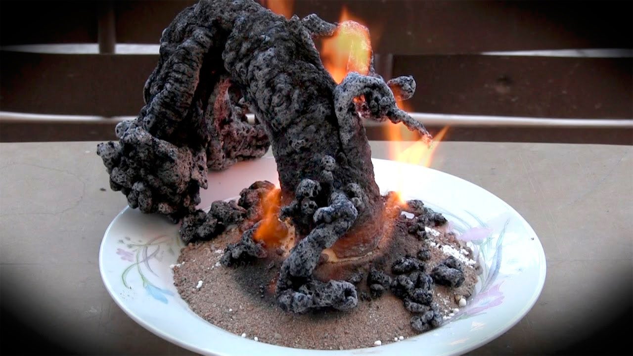 Herida grave al producirse una explosión cuando hacía el experimento de 'La serpiente del faraón' Herida grave al producirse una explosión cuando hacía el experimento de 'La serpiente del faraón'
