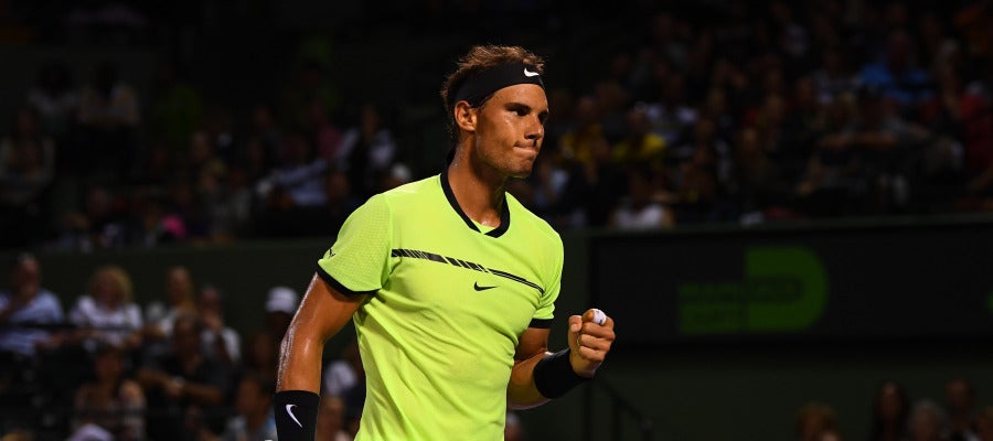 Rafa Nadal levanta el puño para celebrar la victoria Rafa Nadal levanta el puño para celebrar la victoria