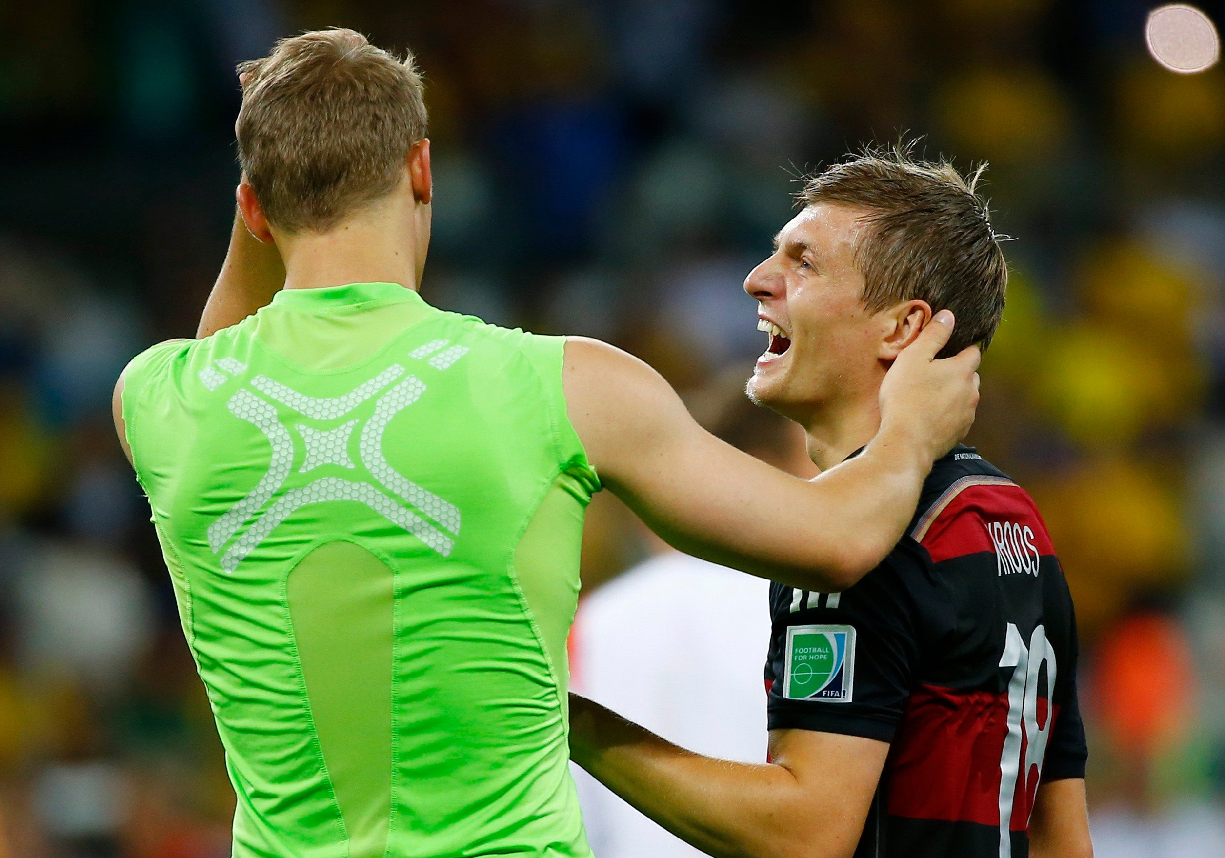 Toni Kroos a Neuer: "Recupérate pronto, pero tómate tu tiempo" Toni Kroos a Neuer: "Recupérate pronto, pero tómate tu tiempo"