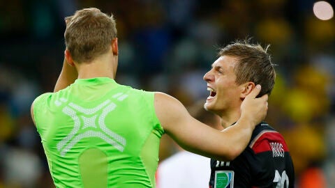 Toni Kroos se r&iacute;e junto a Neuer