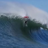Caída de un surfista en Mavericks, California