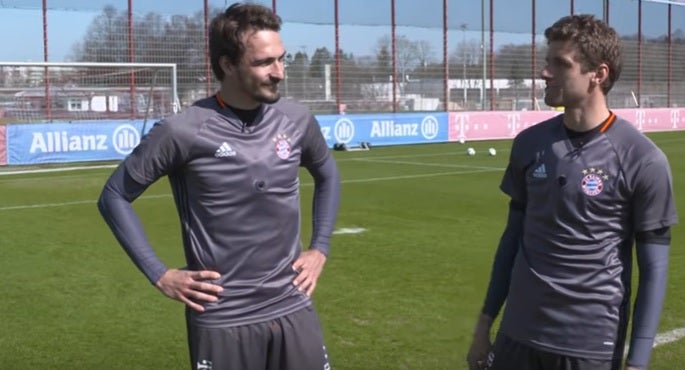 El desafío de 'los dos toques': el divertido reto entre Müller y Hummels El desafío de 'los dos toques': el divertido reto entre Müller y Hummels