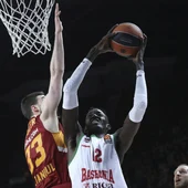 Ilimane Diop intenta anotar ante la defensa de Jon Diebler Ilimane Diop intenta anotar ante la defensa de Jon Diebler