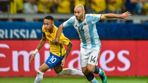 Mascherano peleando un bal&oacute;n con Neymar
