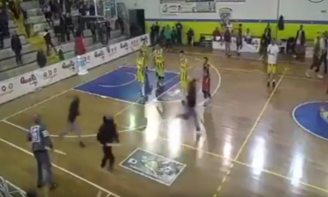 ¡Lamentable! Tifosis interrumpen un partido de baloncesto con una pelea con palos ¡Lamentable! Tifosis interrumpen un partido de baloncesto con una pelea con palos
