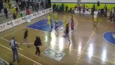 Pelea entre ultras en mitad de un partido de baloncesto en Italia