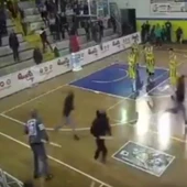 Pelea entre ultras en mitad de un partido de baloncesto en Italia Pelea entre ultras en mitad de un partido de baloncesto en Italia