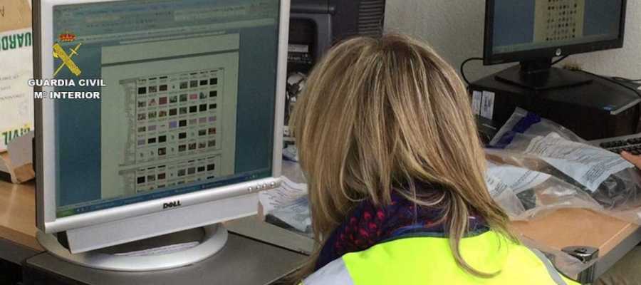 Una agente de la Guardia Civil con un ordenador que contiene archivos de pornografía infantil Una agente de la Guardia Civil con un ordenador que contiene archivos de pornografía infantil