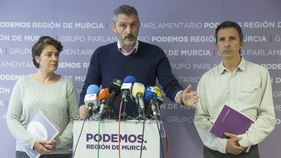 El portavoz del grupo parlamentario en la Asamblea Regional de Murcia, &Oacute;scar Urralburu, junto a los diputados Antonio Urbina y Mar&iacute;a L&oacute;pez Montalb&aacute;n
