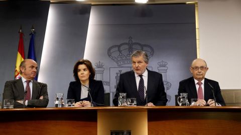 Luis de Guindos, Soraya S&aacute;enz de Santamar&iacute;a, &Iacute;&ntilde;igo M&eacute;ndez de Vigo y Crist&oacute;bal Montoro durante el Consejo de Ministros