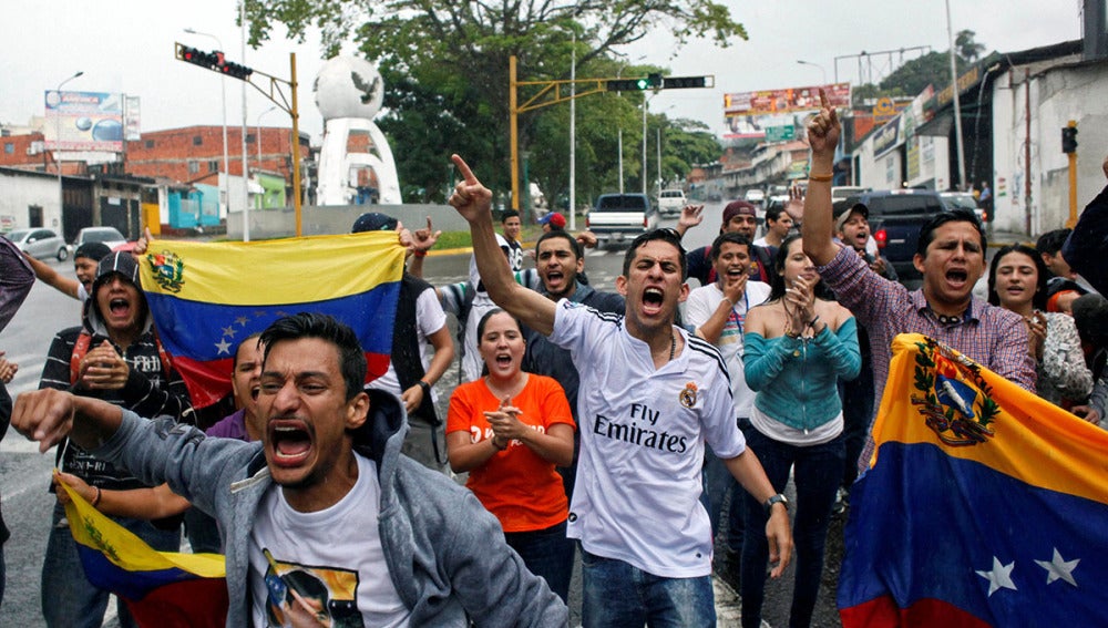Varias personas salen a la calle en Venezuela para protestar por el "golpe de estado"