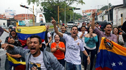 Varias personas salen a la calle en Venezuela para protestar por el "golpe de estado"