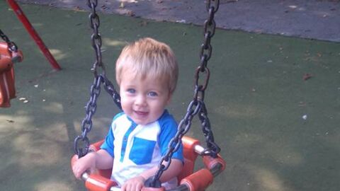 Kayden Urmston en un columpio