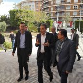 José Luis Rodríguez Zapatero a su llegada al instituto Tirant lo Blanc, acompañado por el alcalde de Elche y el director general de Cooperación de la Generalitat Valenciana.