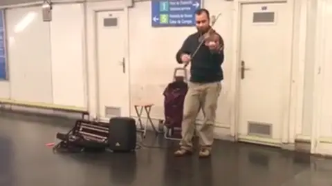 Simon Rondon tocando Despacito en el metro Simon Rondon tocando Despacito en el metro