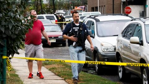 Oficiales de polic&iacute;a trabajan en la escena de un tiroteo