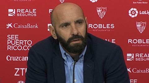 Monchi responde a los medios en rueda de prensa