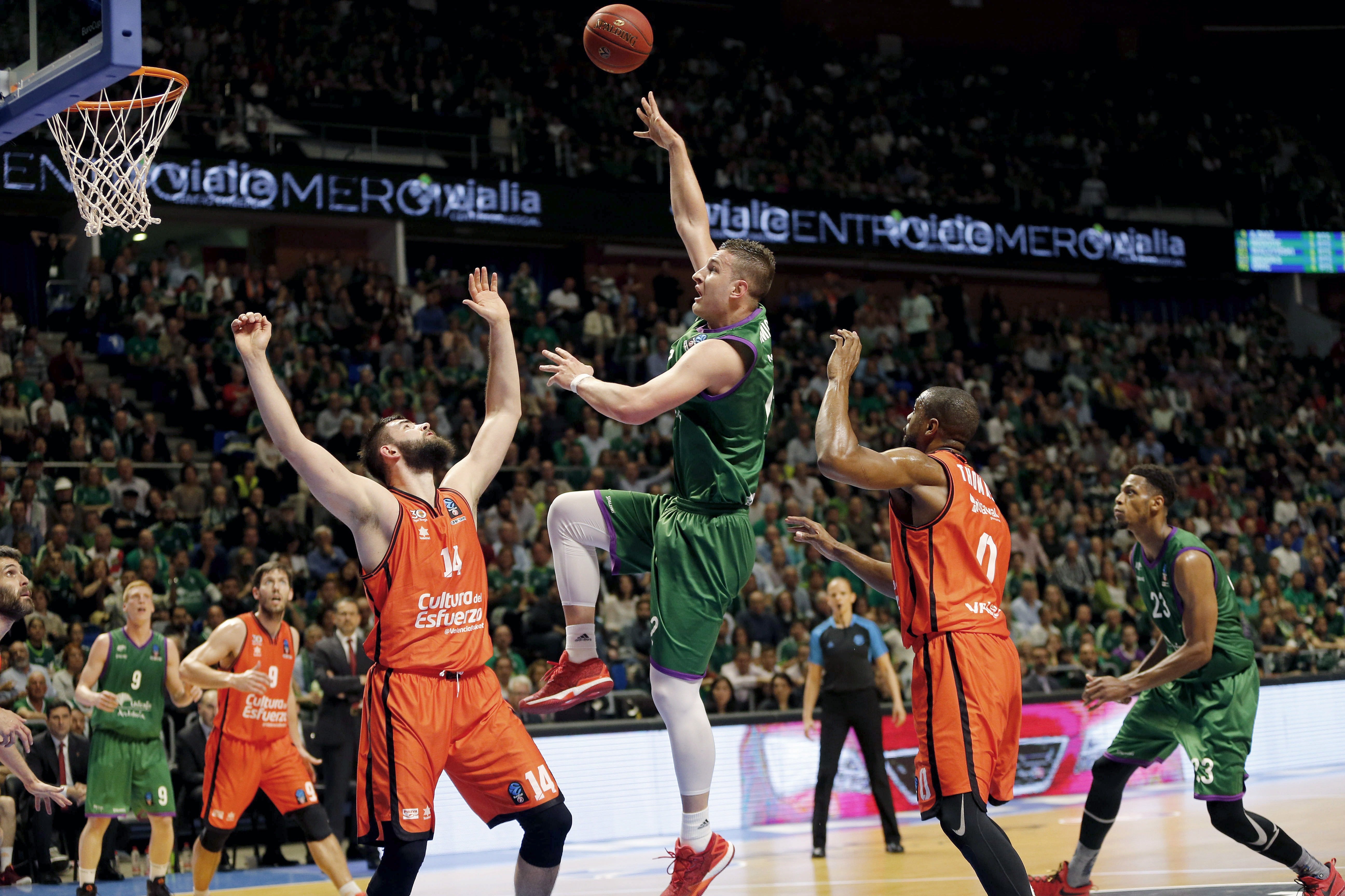 El Unicaja doblega al Valencia Basket y fuerza el tercer partido en la final de la Eurocup El Unicaja doblega al Valencia Basket y fuerza el tercer partido en la final de la Eurocup