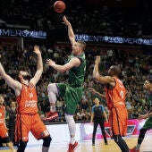 Alen Omic lanza a canasta ante la defensa del Valencia Basket
