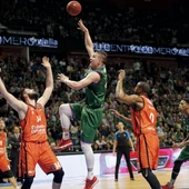 Alen Omic lanza a canasta ante la defensa del Valencia Basket Alen Omic lanza a canasta ante la defensa del Valencia Basket