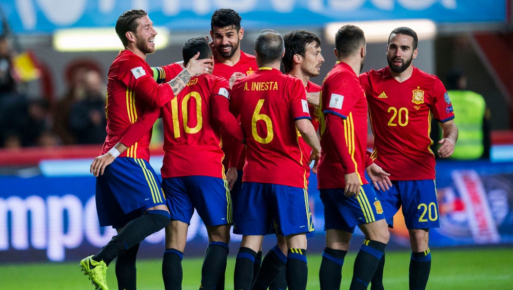 Jugadores de España celebrando un gol