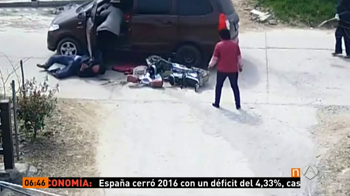 Un conductor olvida poner el freno de mano tras atropellar a un motorista y el coche le vuelve a golpear Un conductor olvida poner el freno de mano tras atropellar a un motorista y el coche le vuelve a golpear