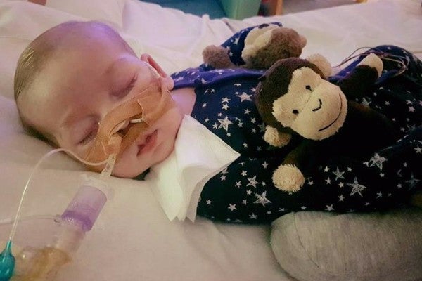 Un médico de EEUU viaja a Londres con una terapia experimental para el bebé Charlie Gard Un médico de EEUU viaja a Londres con una terapia experimental para el bebé Charlie Gard
