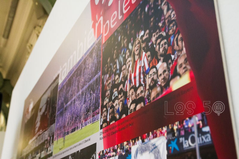 La peña 'Los 50' homenajea al Vicente Calderón en la exposición 'del Manzanares al Calderón. 50 años de pasión' La peña 'Los 50' homenajea al Vicente Calderón en la exposición 'del Manzanares al Calderón. 50 años de pasión'