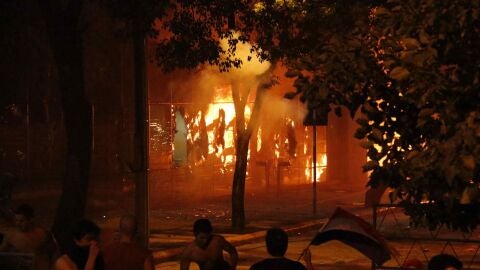 Manifestantes encienden una barricada frente al Congreso Nacional de Paraguay