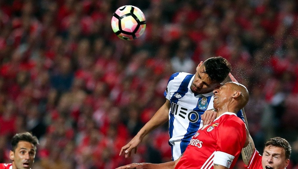 Luisao y Soares disputan el balón por alto en el Benfica - Oporto