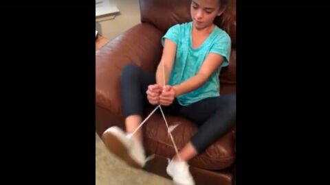Ni&ntilde;a liber&aacute;ndose de brida