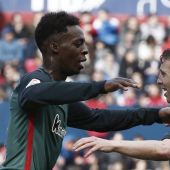 Iñaki Williams celebra con Muniain el gol del Athletic. 