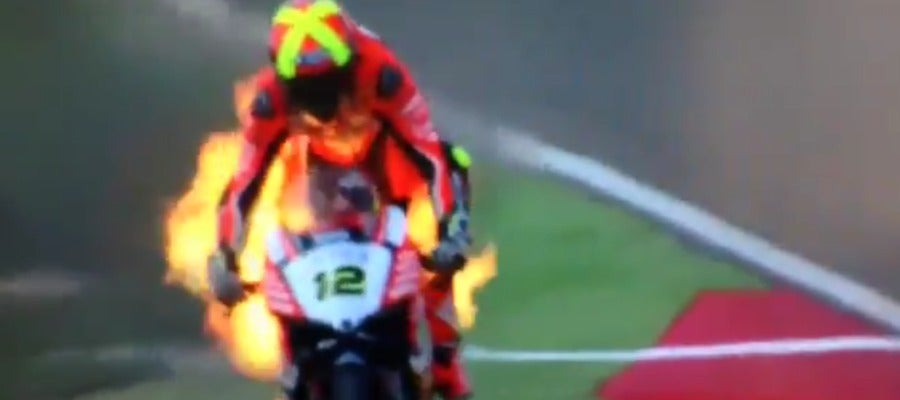 La moto de Xavi Forés, en llamas La moto de Xavi Forés, en llamas