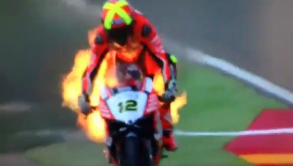 La moto de Xavi Forés, en llamas