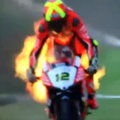 La moto de Xavi Forés, en llamas La moto de Xavi Forés, en llamas