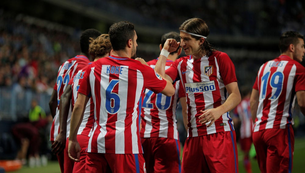 Los jugadores del Atlético de Madrid celebran el gol de Koke contra el Málaga