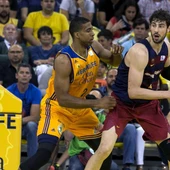 Tomic defendiendo un balón frente a Hendrix Tomic defendiendo un balón frente a Hendrix