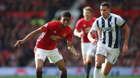 Rashford controlando el bal&oacute;n
