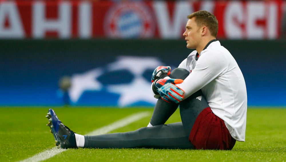 Neuer estira antes de un partido de Champions con el Bayern